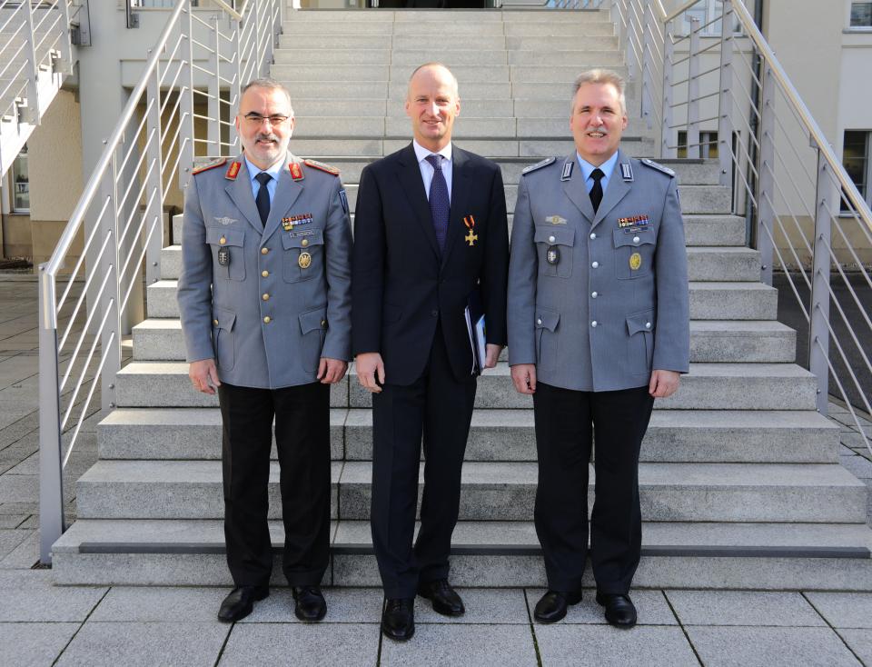 Verleihung des Ehrenkreuzes der Bundeswehr in Gold an Friedemann Schmidt