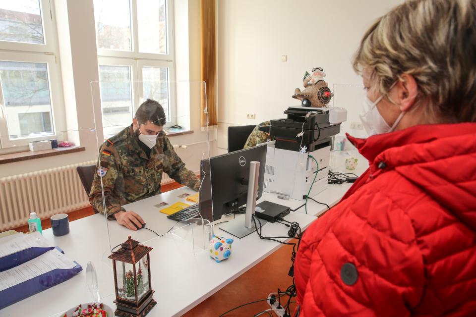 Feldjäger unterstützen im Impfzentrum des Sana Klinikums Borna im Rahmen der...