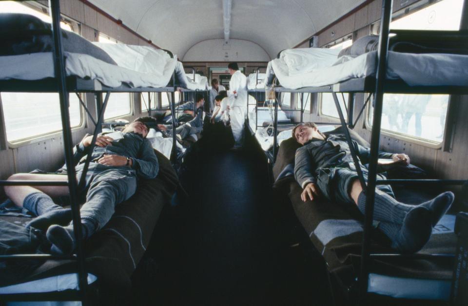 Krankentransportzug beim Manöver „Wehrhafter Löwe“ (1983)