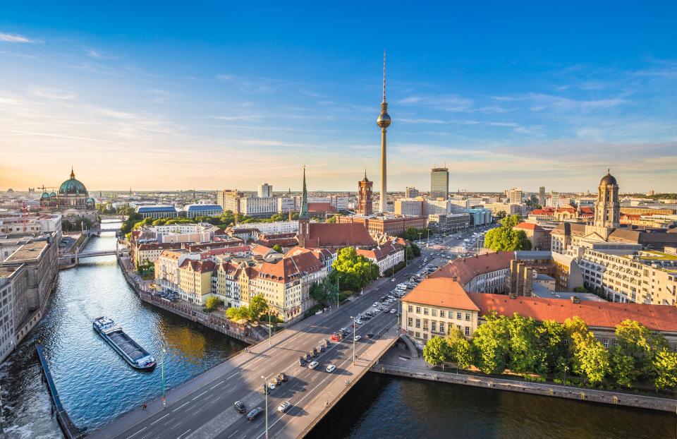 Berliner Skyline mit Spree - Berlin ist die diesjährige Gastgeberstadt der EAO...