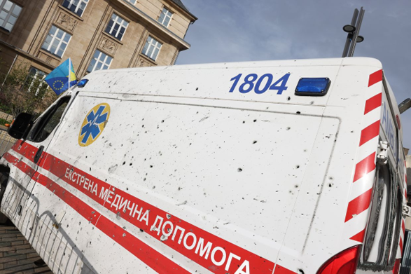 Ukrainischer ziviler Krankentransportwagen nach Beschuss